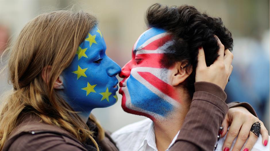 2016-06-19T120356Z_105762900_S1AETKUKVCAA_RTRMADP_3_BRITAIN-EU-KISSING-GERMANY