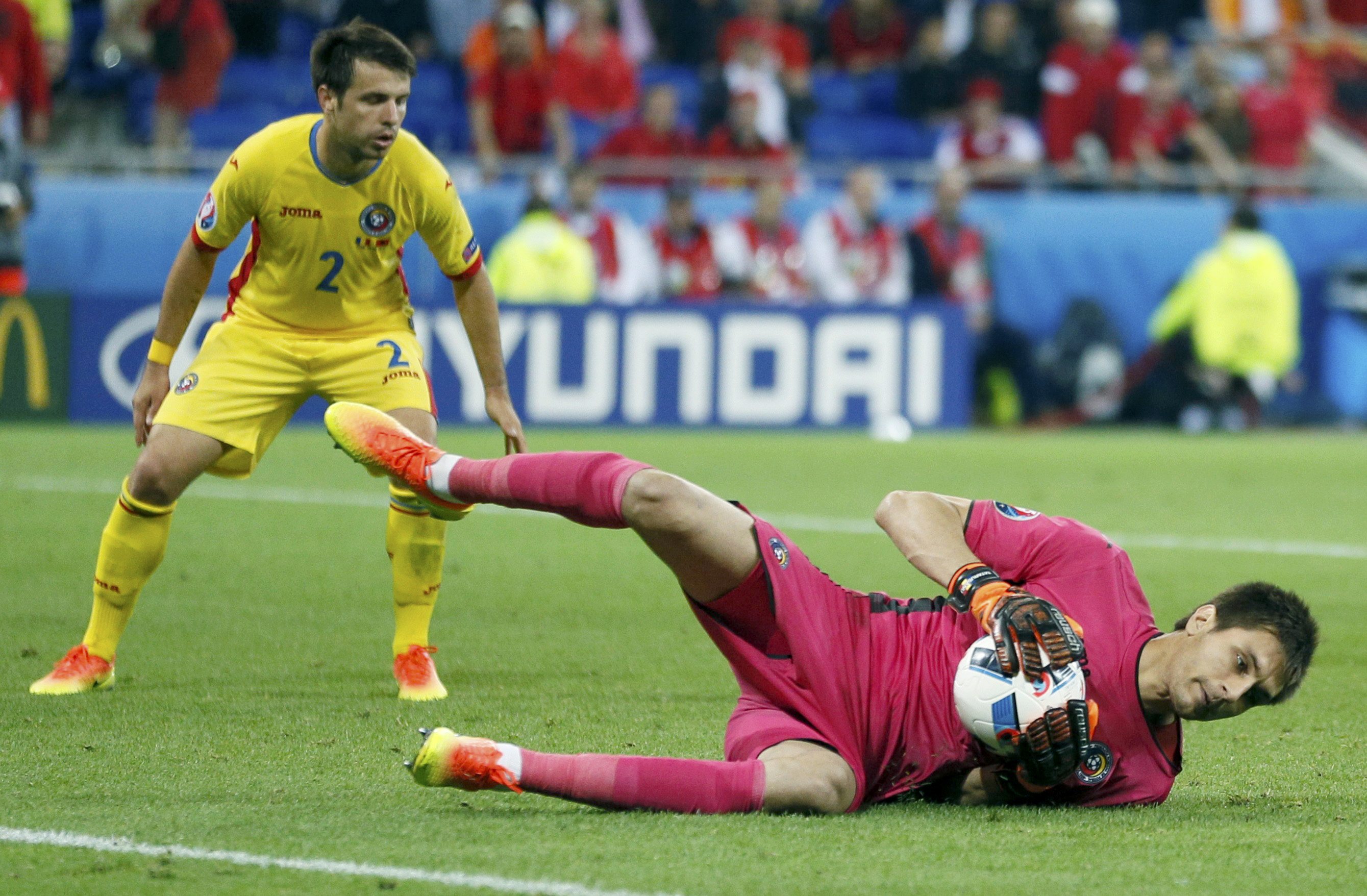 2016-06-19T205257Z_1798087303_LR1EC6J1LZYOL_RTRMADP_3_SOCCER-EURO-ROM-ALB