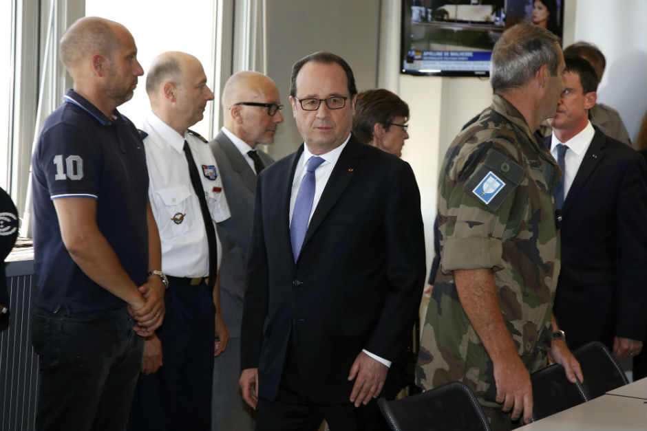 2016-07-15T105524Z_899431455_LR1EC7F0UC2W2_RTRMADP_3_EUROPE-ATTACKS-NICE-HOLLANDE