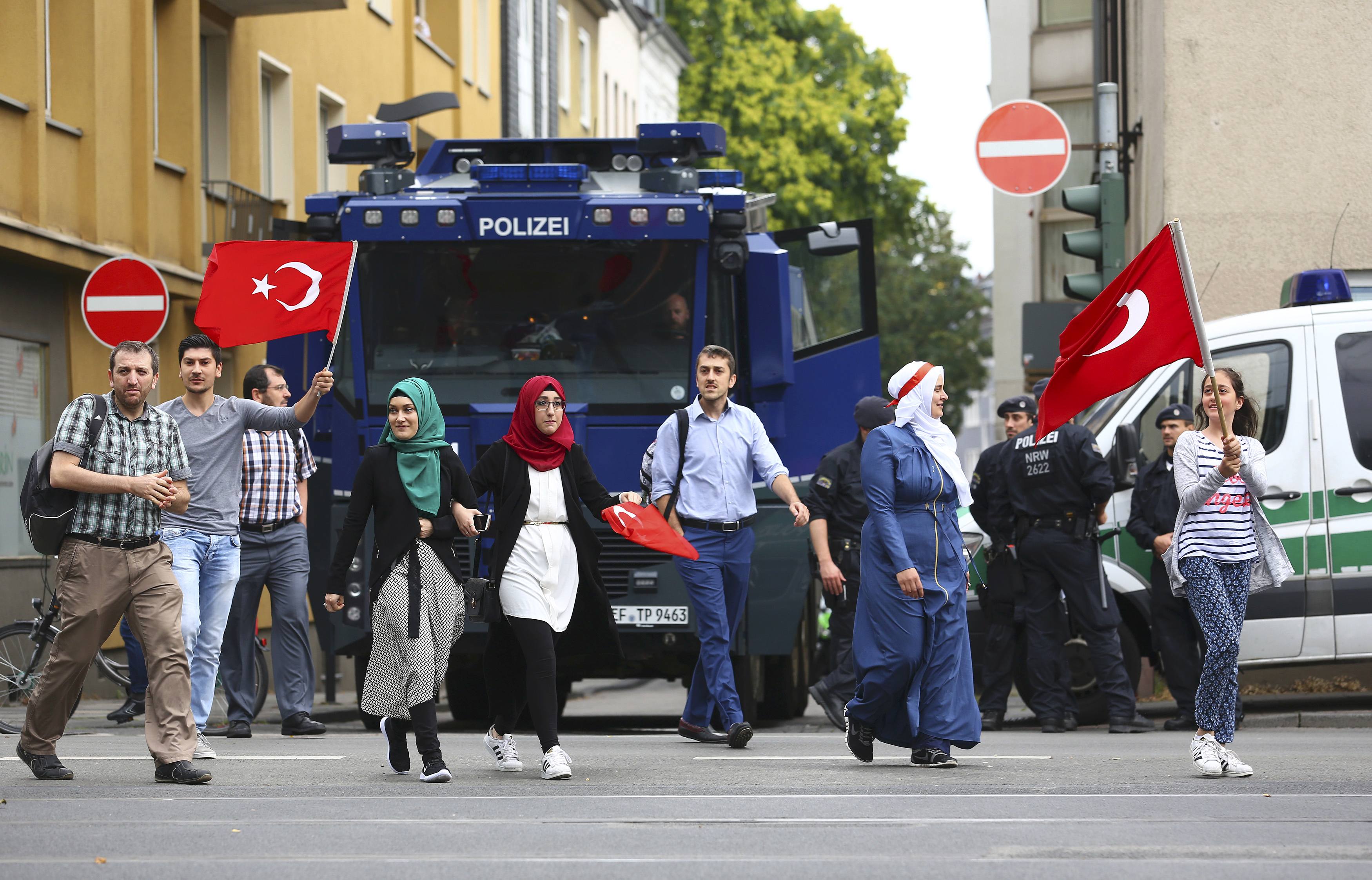 2016-07-31T112209Z_200468321_LR1EC7V0VKN2H_RTRMADP_3_TURKEY-SECURITY-GERMANY-PROTEST