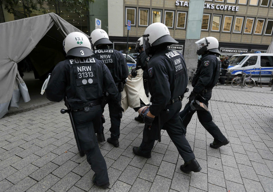 2016-07-31T150817Z_1628267721_LR1EC7V161I7A_RTRMADP_3_TURKEY-SECURITY-GERMANY-PROTEST