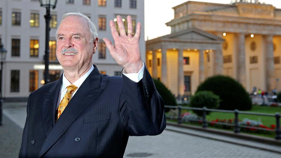 2016-09-13T181035Z_1484261434_D1BEUBCLBVAC_RTRMADP_3_PEOPLE-CLEESE-AWARD