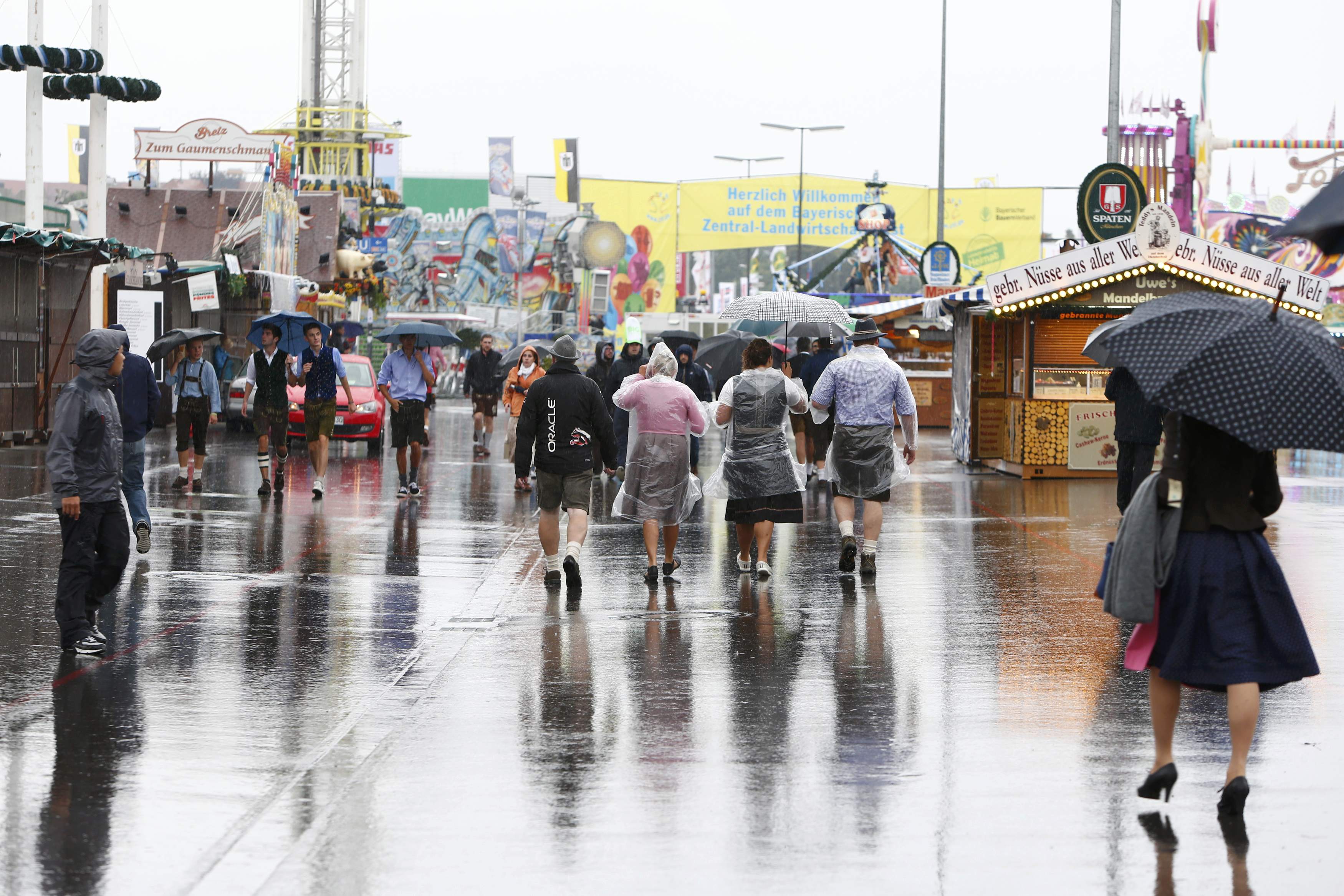 2016-09-17T081725Z_999727679_LR1EC9H0N0QT6_RTRMADP_3_GERMANY-OKTOBERFEST-OPENING