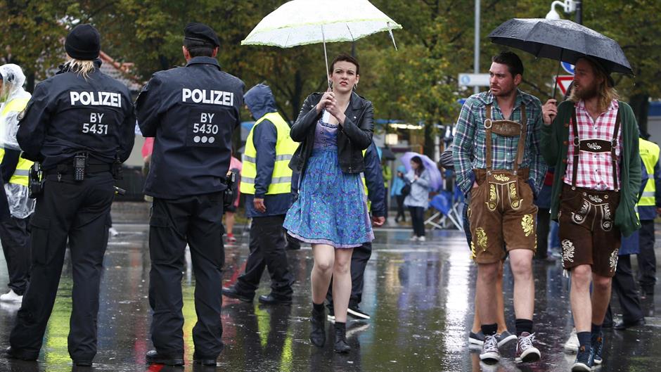 2016-09-17T083855Z_1632495436_LR1EC9H0O0LTK_RTRMADP_3_GERMANY-OKTOBERFEST-OPENING