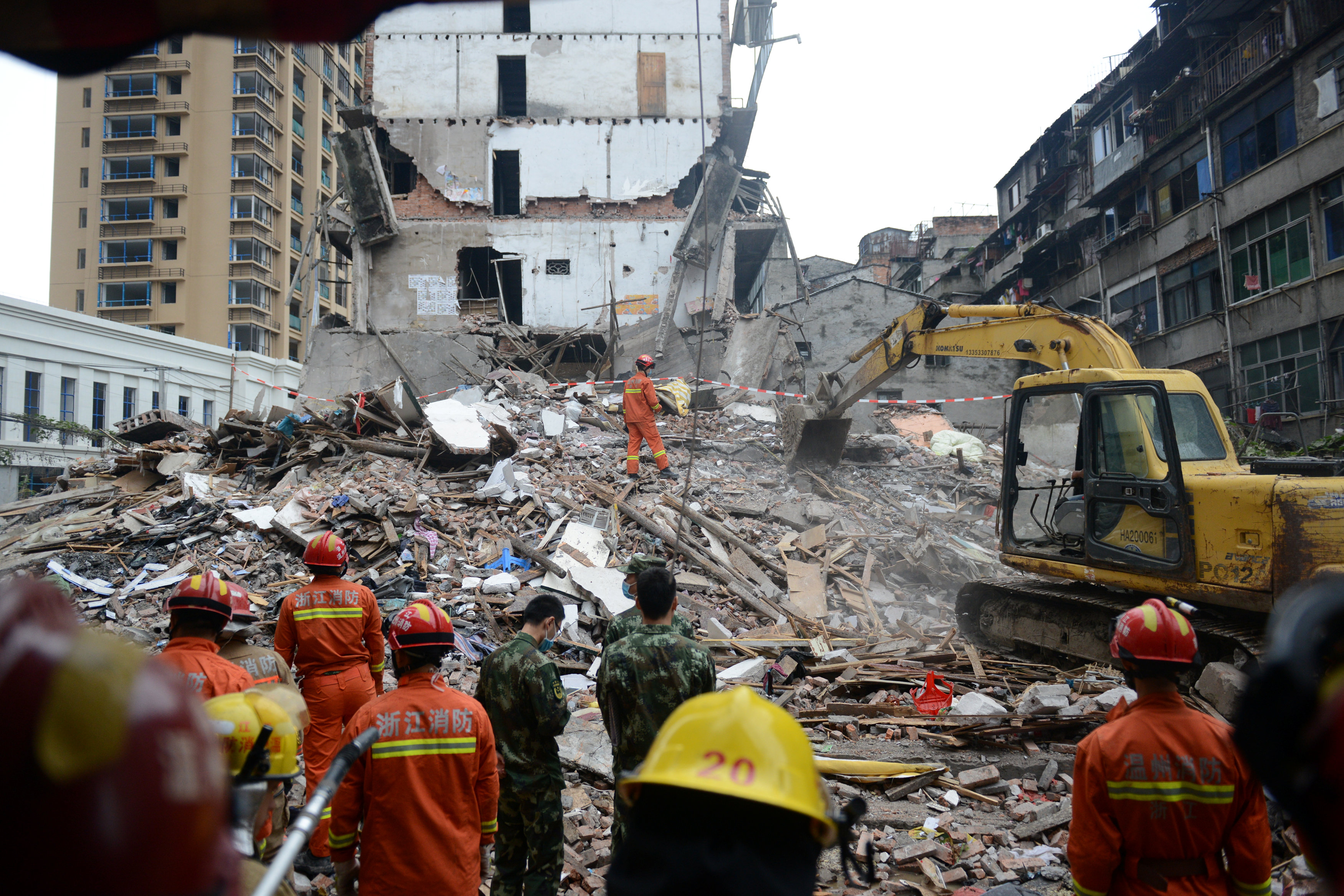 2016-10-10T044016Z_1116789442_S1BEUGCKAYAA_RTRMADP_3_CHINA-BUILDING-COLLAPSE