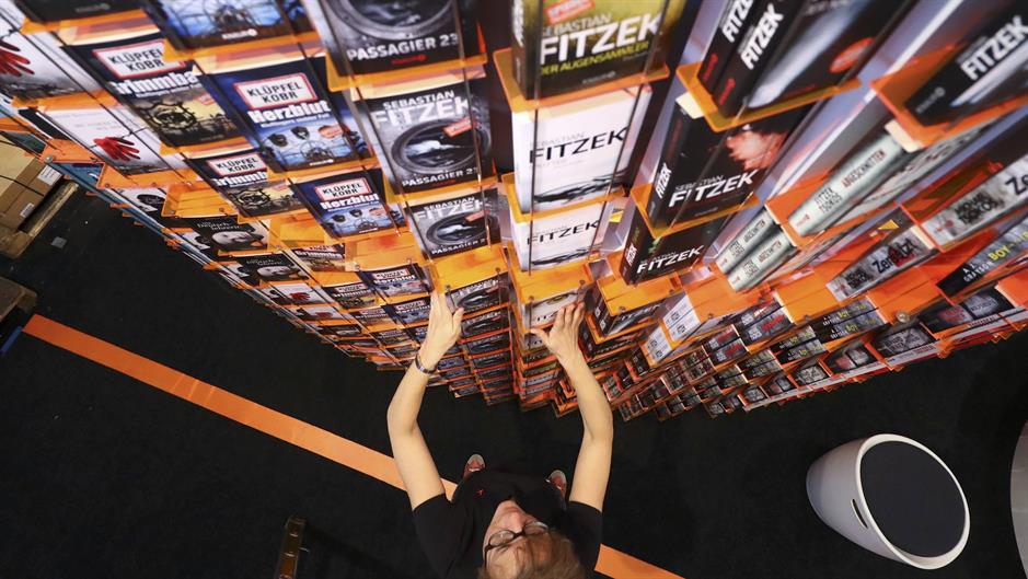 2016-10-18T114359Z_1611634702_LR1ECAI0WL0LM_RTRMADP_3_BOOKS-FRANKFURT