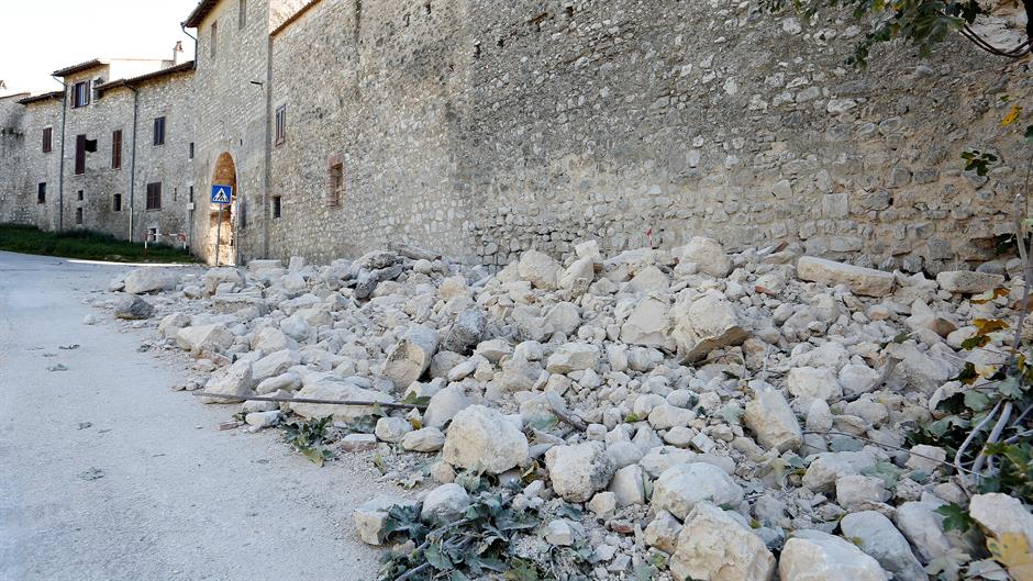 2016-10-30T110048Z_1639670542_S1BEUJYAAQAA_RTRMADP_3_ITALY-QUAKE