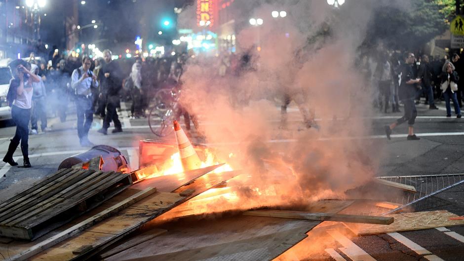 2016-11-10T071112Z_122640754_D1BEULZHOQAD_RTRMADP_3_USA-ELECTION-PROTESTS