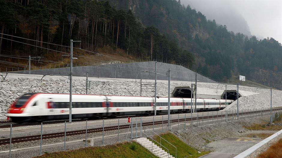 2016-11-14T114005Z_1358714991_D1BEUMTWRLAB_RTRMADP_3_SWISS-TRANSPORT