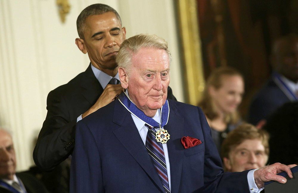 2016-11-22T213008Z_2046551884_HT1ECBM1NPNPW_RTRMADP_3_USA-OBAMA-MEDAL