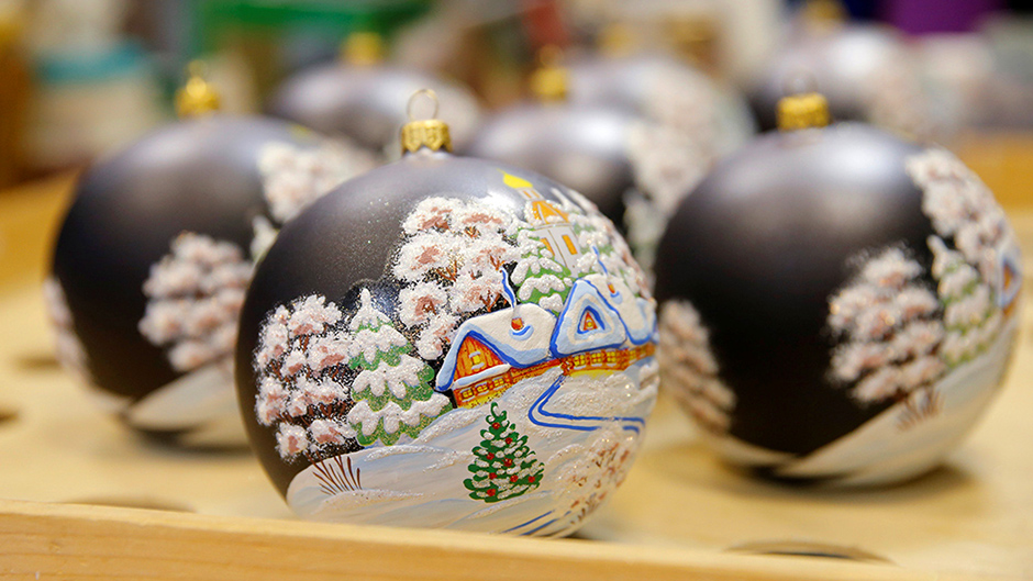 2016-11-24T210313Z_675979994_S1AEUOSYTTAA_RTRMADP_3_CHRISTMAS-SEASON-RUSSIA-TOYS 11