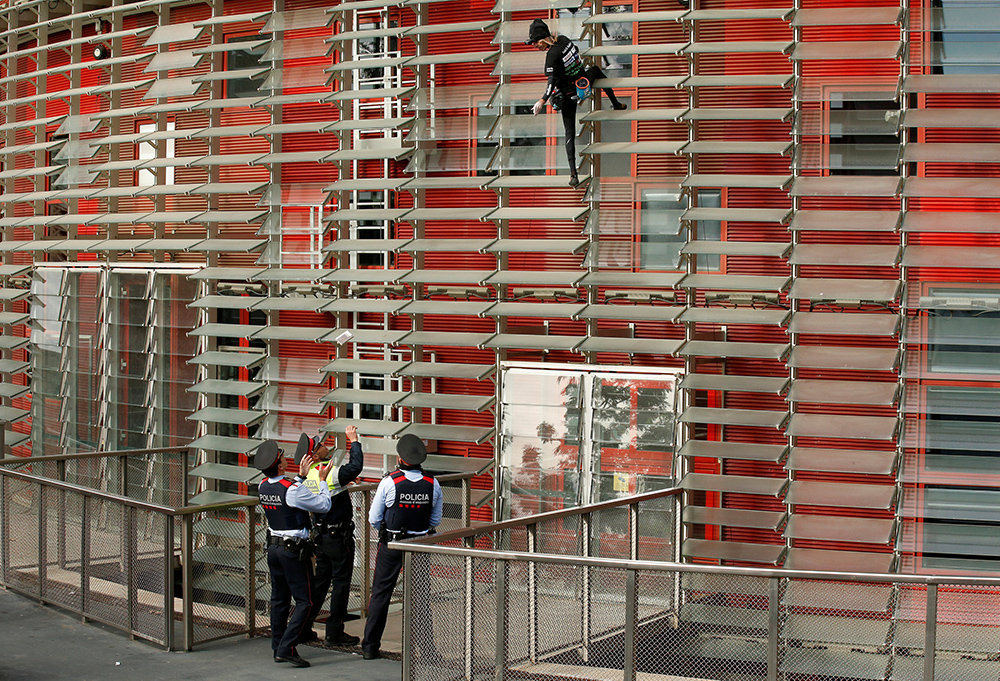 2016-11-25T135729Z_956402635_RC1836FD6D90_RTRMADP_3_SPAIN-SPIDERMAN