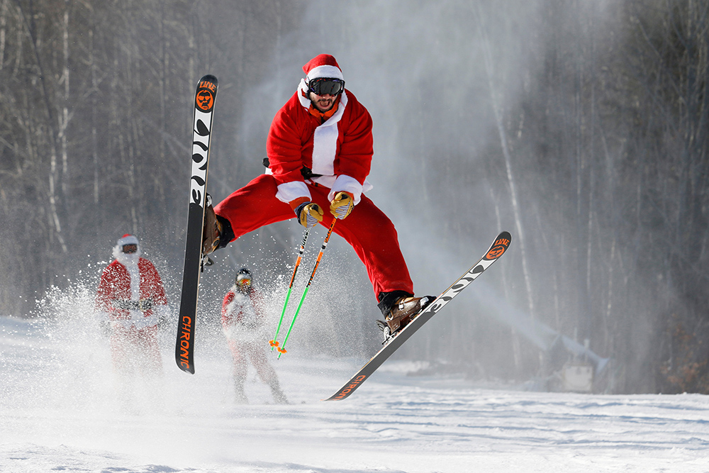 2016-12-04T174215Z_2002473536_RC19935F23D0_RTRMADP_3_CHRISTMAS-SEASON-SKIINGSANTAS