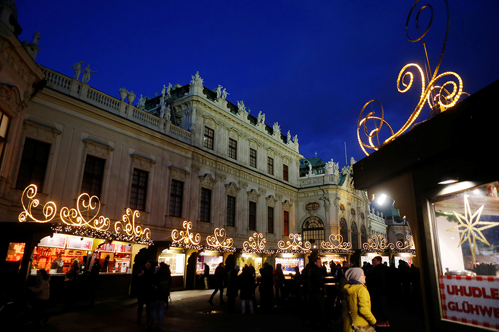 2016-12-12T195956Z_672397795_RC13B8907450_RTRMADP_3_CHRISTMAS-SEASON-AUSTRIA