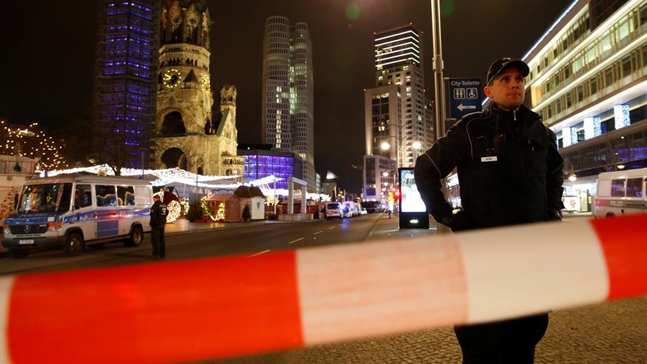 2016-12-19T195856Z_1552770656_RC1EC82ACF20_RTRMADP_3_GERMANY-TRUCK