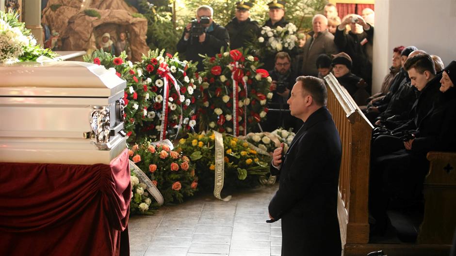 2016-12-30T131618Z_356356718_RC15B3AC9940_RTRMADP_3_GERMANY-TRUCK-POLAND-FUNERAL