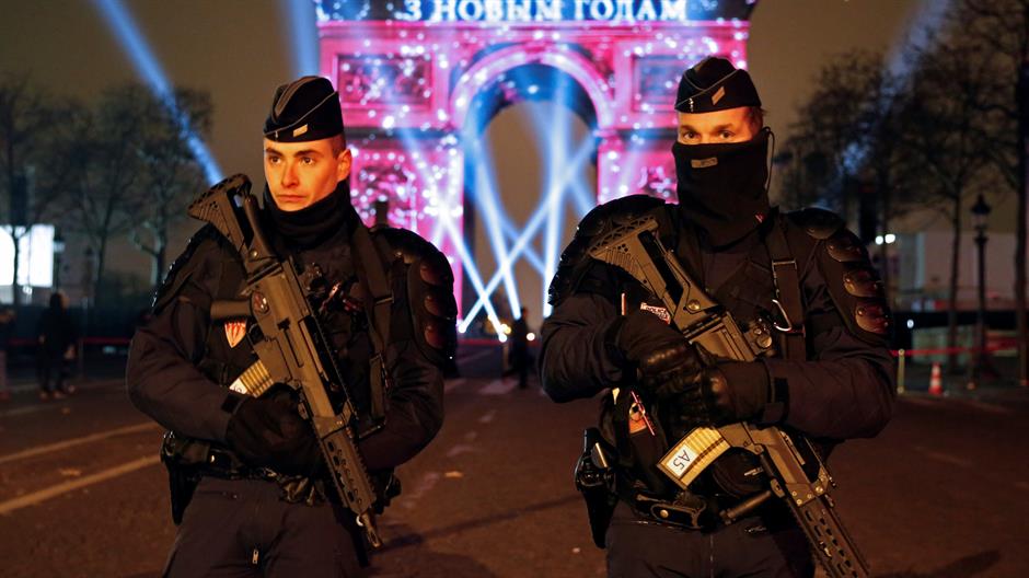 2017-01-01T025448Z_1852875089_RC167BB93390_RTRMADP_3_NEW-YEAR-FRANCE