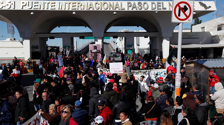 2017-01-08T042017Z_931244405_RC1AE48298A0_RTRMADP_3_MEXICO-GASOLINE