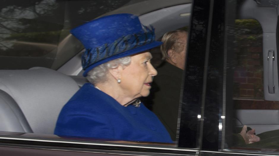 2017-01-08T112527Z_841841658_LR1ED180VQ48Z_RTRMADP_3_BRITAIN-ROYALS-QUEEN