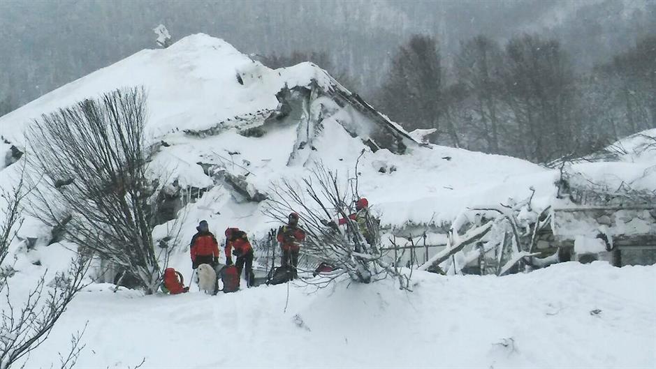 2017-01-19T154400Z_1290511791_RC140153C1E0_RTRMADP_3_ITALY-QUAKE-AVALANCHE