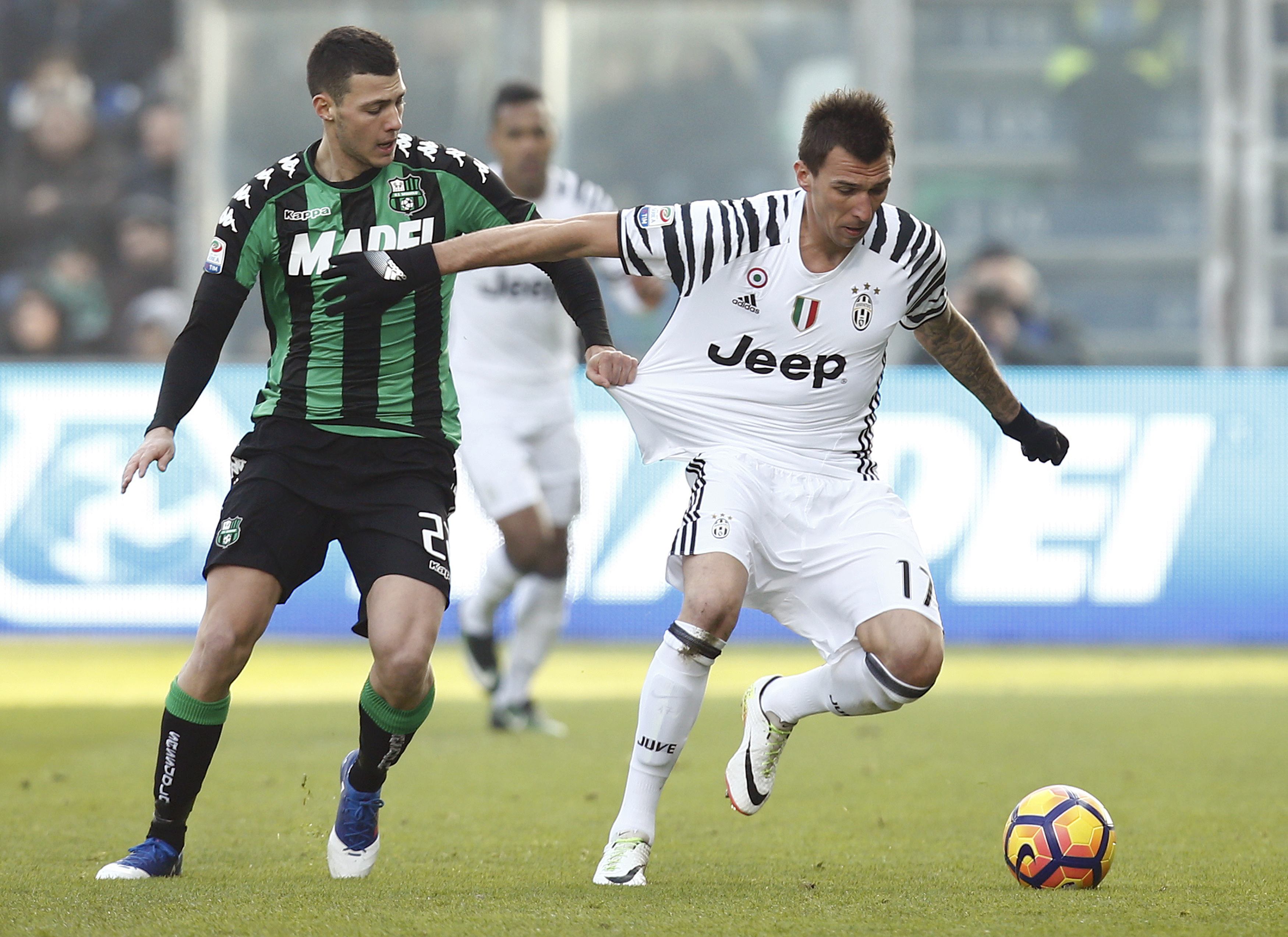 2017-01-29T141324Z_1431867353_LR1ED1T13HZYN_RTRMADP_3_SOCCER-ITALY