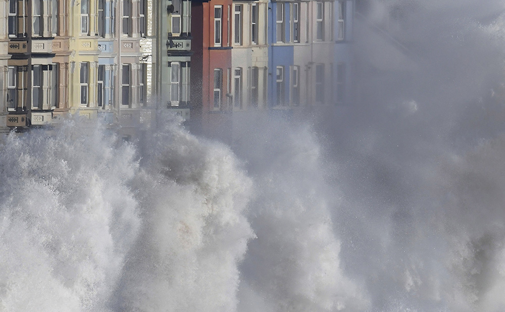 2017-02-02T135554Z_1573350162_LR1ED2212OTLM_RTRMADP_3_BRITAIN-WEATHER