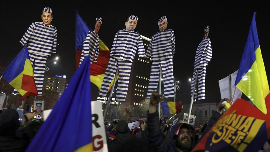 2017-02-03T194807Z_1562814549_LR1ED231IZW5Z_RTRMADP_3_ROMANIA-CORRUPTION-PROTESTS
