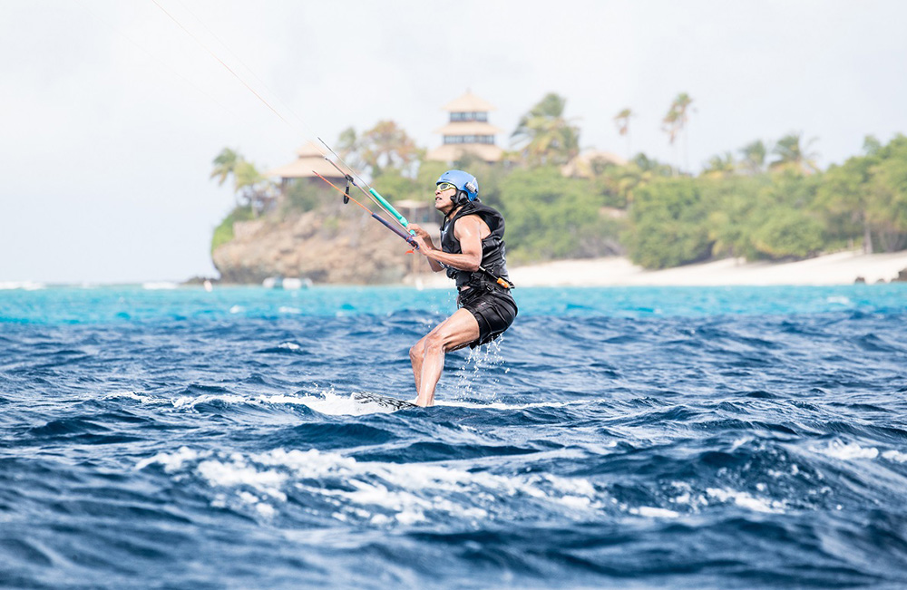 2017-02-07T161558Z_1013731832_LR1ED27196APP_RTRMADP_3_USA-OBAMA-KITEBOARDING