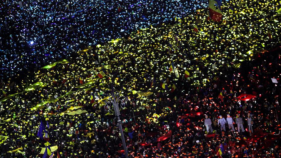 2017-02-12T195748Z_266581050_RC17AF5F1AA0_RTRMADP_3_ROMANIA-GOVERNMENT-PROTESTS
