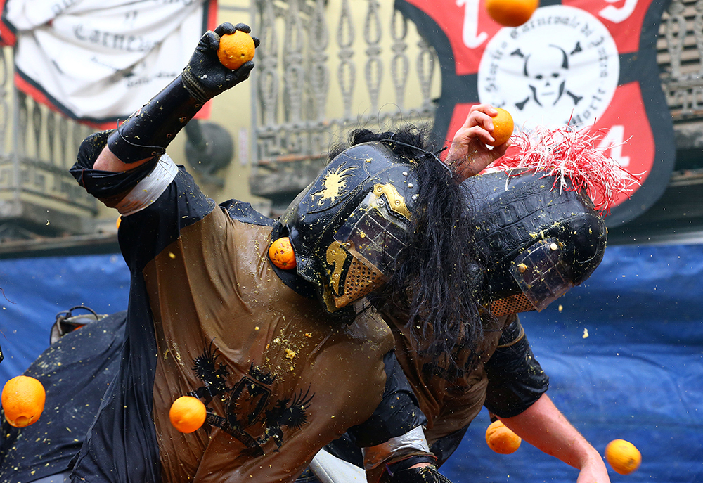 2017-02-26T173606Z_1748926336_RC1E2A170090_RTRMADP_3_ITALY-CARNIVAL-ORANGES