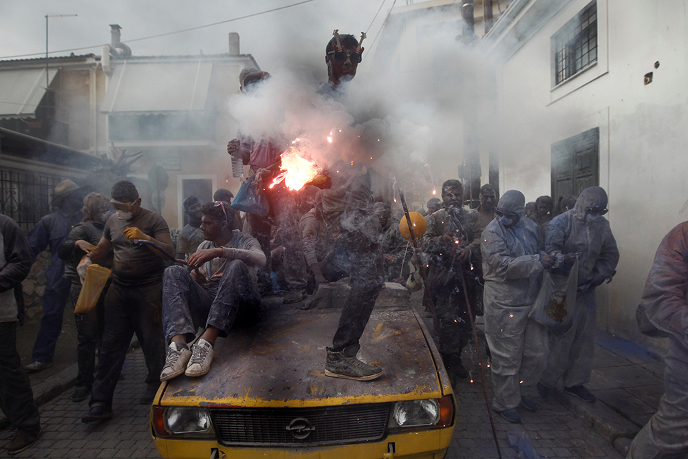 2017-02-27T160003Z_606919690_RC1E6A1C5FD0_RTRMADP_3_GREECE-CARNIVAL-FLOUR-WAR
