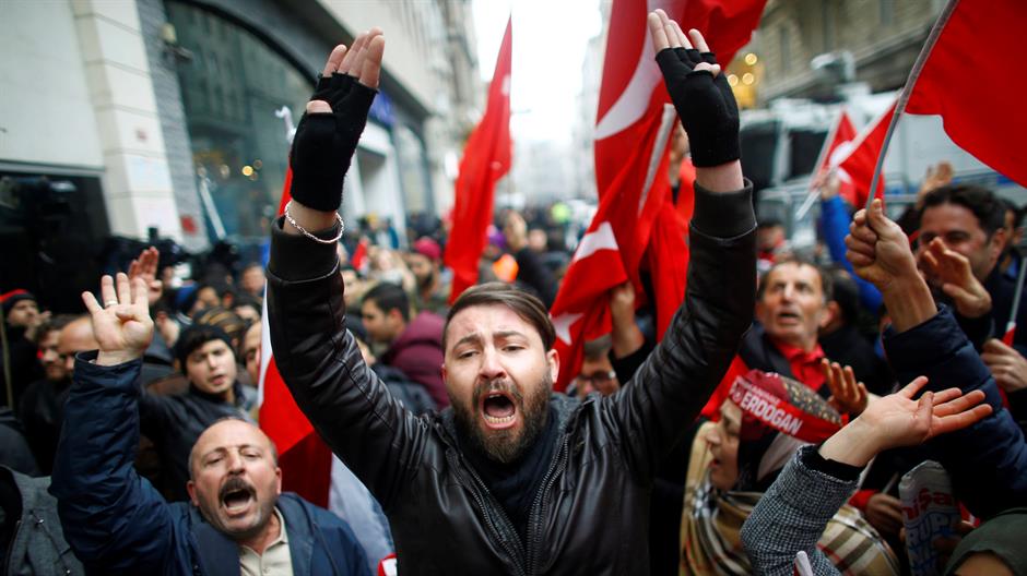 2017-03-12T123553Z_1971318642_RC1CC54DC8C0_RTRMADP_3_TURKEY-REFERENDUM-NETHERLANDS