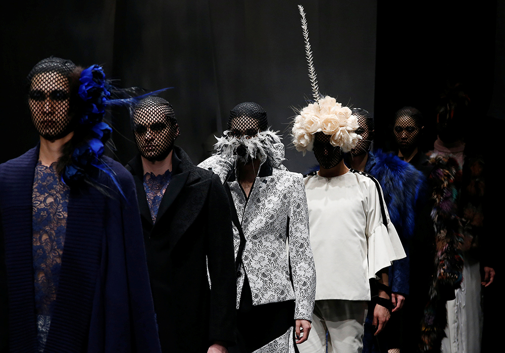 2017-03-23T023744Z_491109887_RC176DEEDC40_RTRMADP_3_FASHION-TOKYO