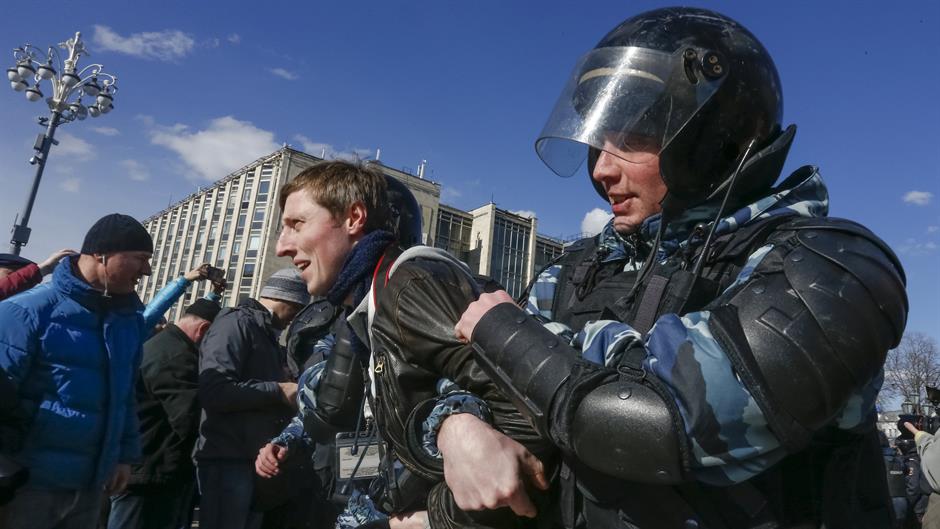 2017-03-26T170827Z_159863658_RC1AF3C92F00_RTRMADP_3_RUSSIA-PROTESTS
