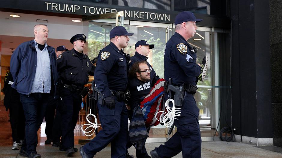 2017-04-13T191114Z_1535812211_RC1FE5852000_RTRMADP_3_USA-TRUMP-PROTEST