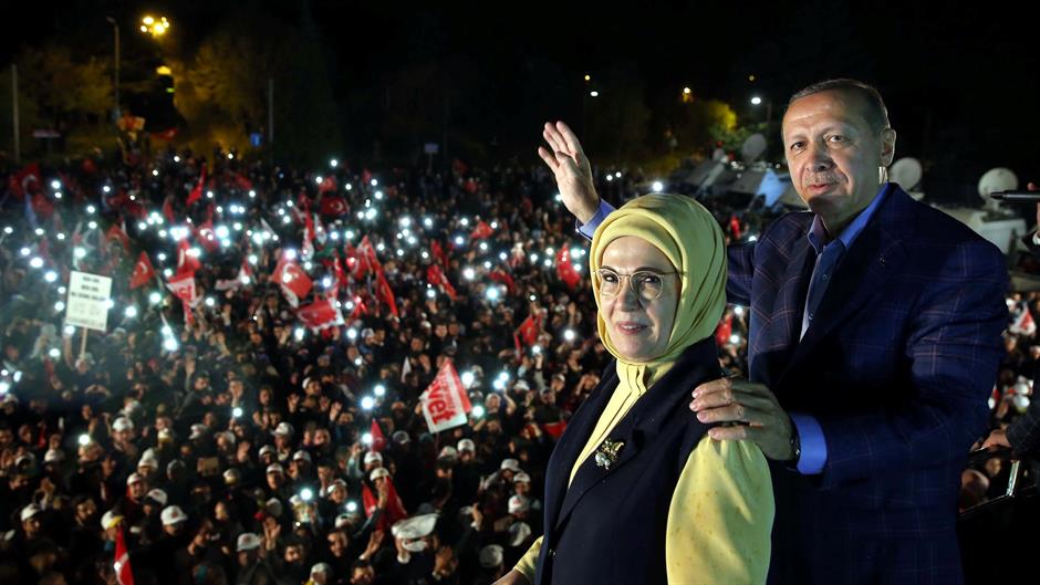 2017-04-17T002833Z_662215760_RC154DF778E0_RTRMADP_3_TURKEY-REFERENDUM