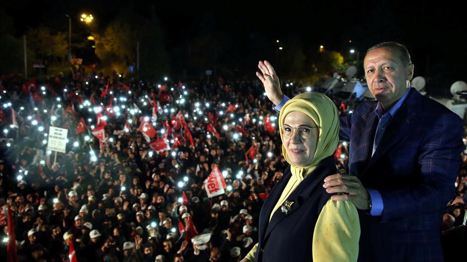 2017-04-17T002833Z_662215760_RC154DF778E0_RTRMADP_3_TURKEY-REFERENDUM