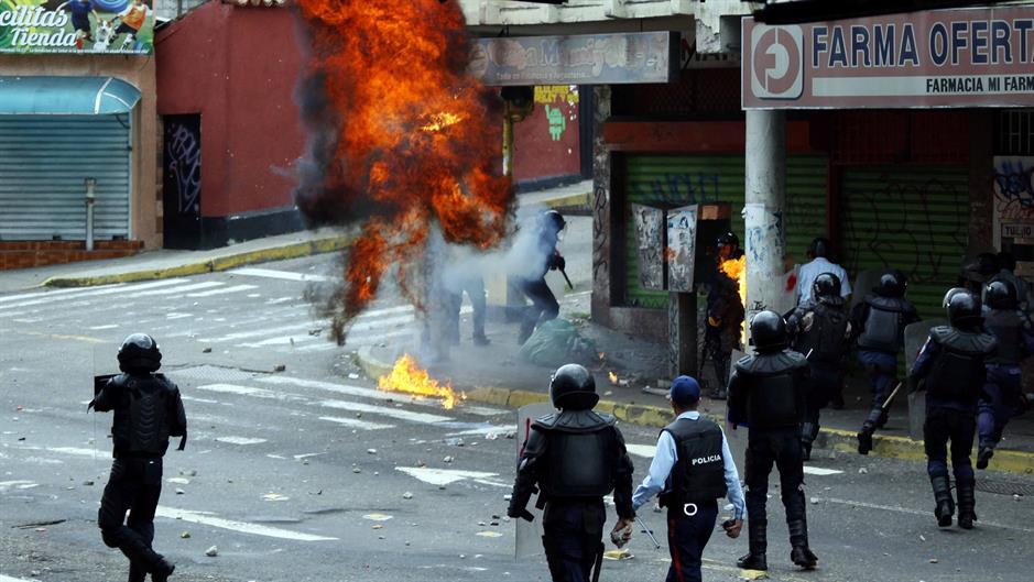 2017-04-20T005946Z_1581091661_RC14E1B35D60_RTRMADP_3_VENEZUELA-POLITICS-PROTEST