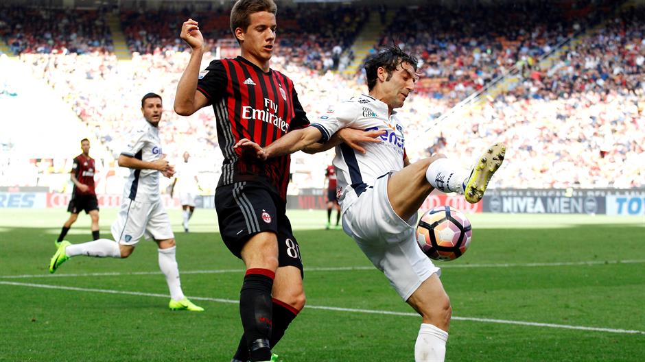 2017-04-23T141416Z_242882867_RC1BA74FA200_RTRMADP_3_SOCCER-ITALY