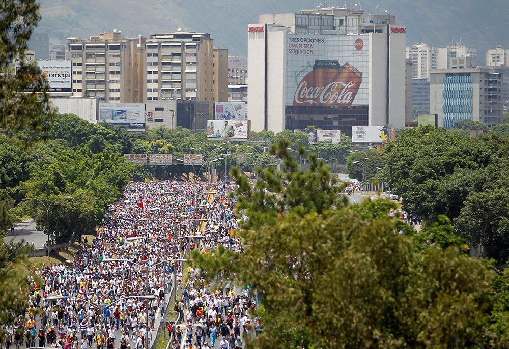 2017-04-26T191512Z_978221515_RC1FAD453720_RTRMADP_3_VENEZUELA-POLITICS