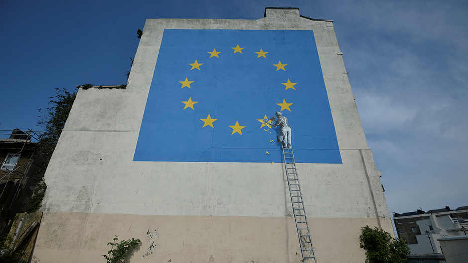 2017-05-07T162019Z_1498411758_RC11D35E67B0_RTRMADP_3_BRITAIN-BANKSY-EU