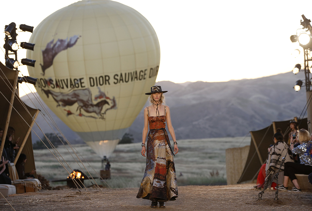 2017-05-12T040633Z_1363377492_HP1ED5C0BEW4L_RTRMADP_3_FASHION-DIOR