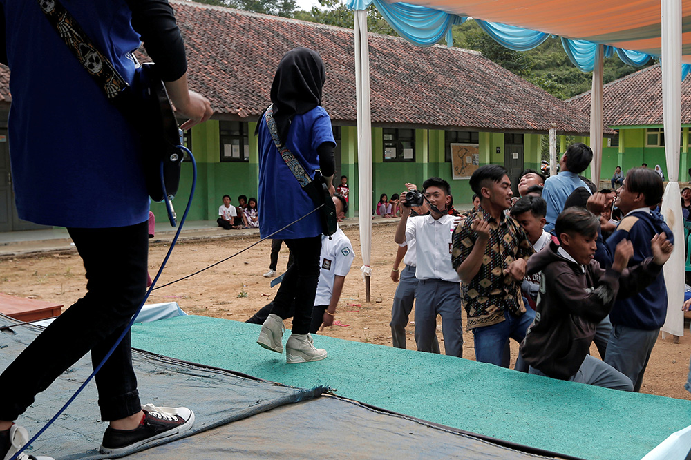 2017-05-29T122432Z_180123966_RC18EABECAD0_RTRMADP_3_RELIGION-INDONESIA-HIJAB-BAND