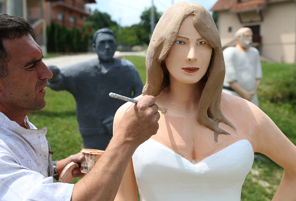 2017-06-06T114808Z_121876374_RC1EF26E42A0_RTRMADP_3_BOSNIA-MELANIA