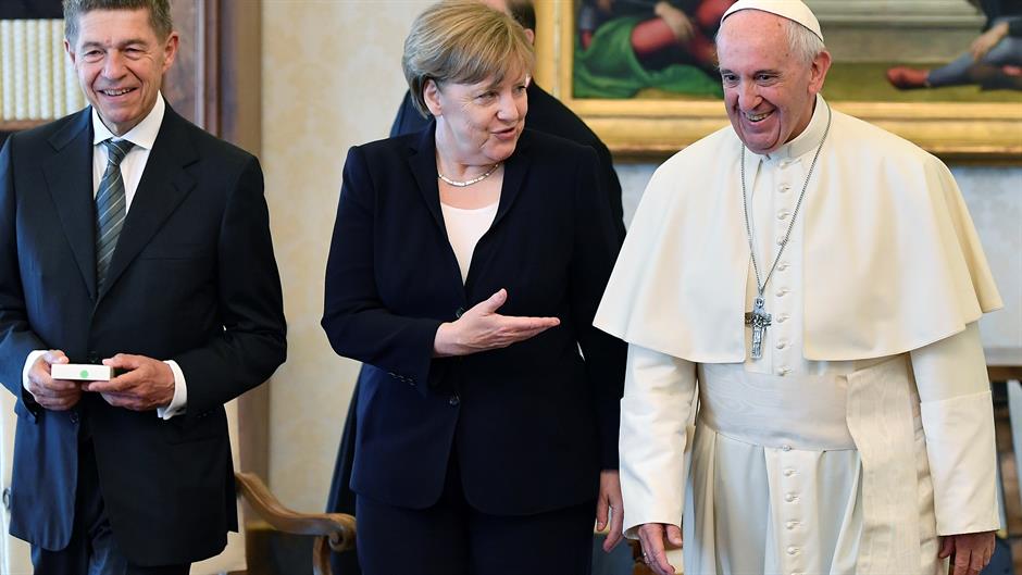2017-06-17T101843Z_21386587_RC1CA1E76EC0_RTRMADP_3_POPE-MERKEL