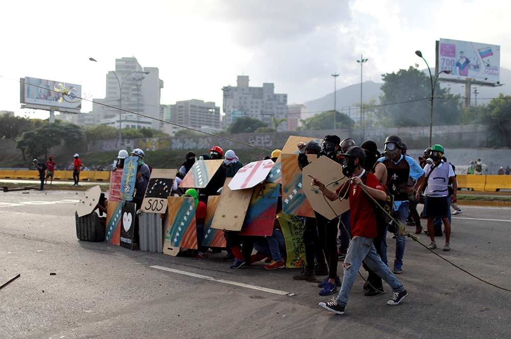 2017-06-23T211606Z_802580215_RC1FF2DB5700_RTRMADP_3_VENEZUELA-POLITICS