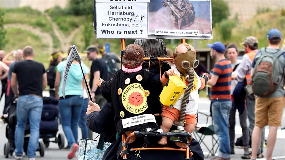 2017-06-25T142849Z_1529058786_RC170D872040_RTRMADP_3_BELGIUM-NUCLEAR-PROTEST