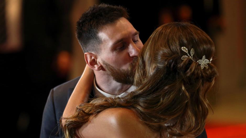 2017-07-01T001527Z_111649637_RC1AF764B160_RTRMADP_3_PEOPLE-MESSI-WEDDING