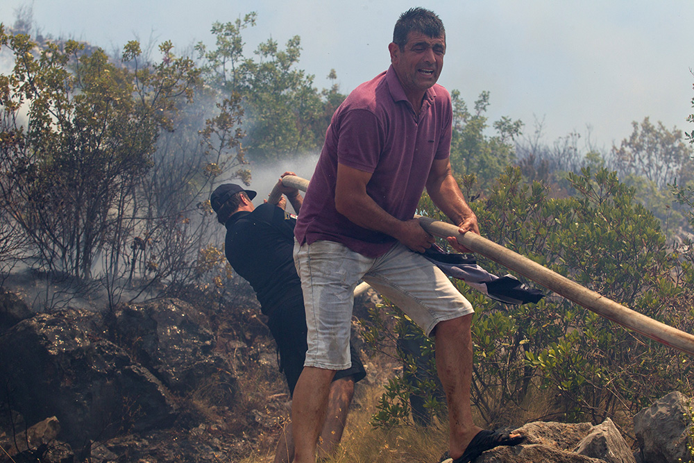 2017-07-17T155037Z_1380045141_RC1E6A602160_RTRMADP_3_MONTENEGRO-WILDFIRE