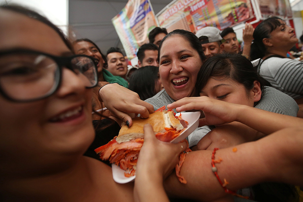 2017-07-26T193649Z_679832514_RC1F7F5BF5A0_RTRMADP_3_MEXICO-RECORD-SANDWICH